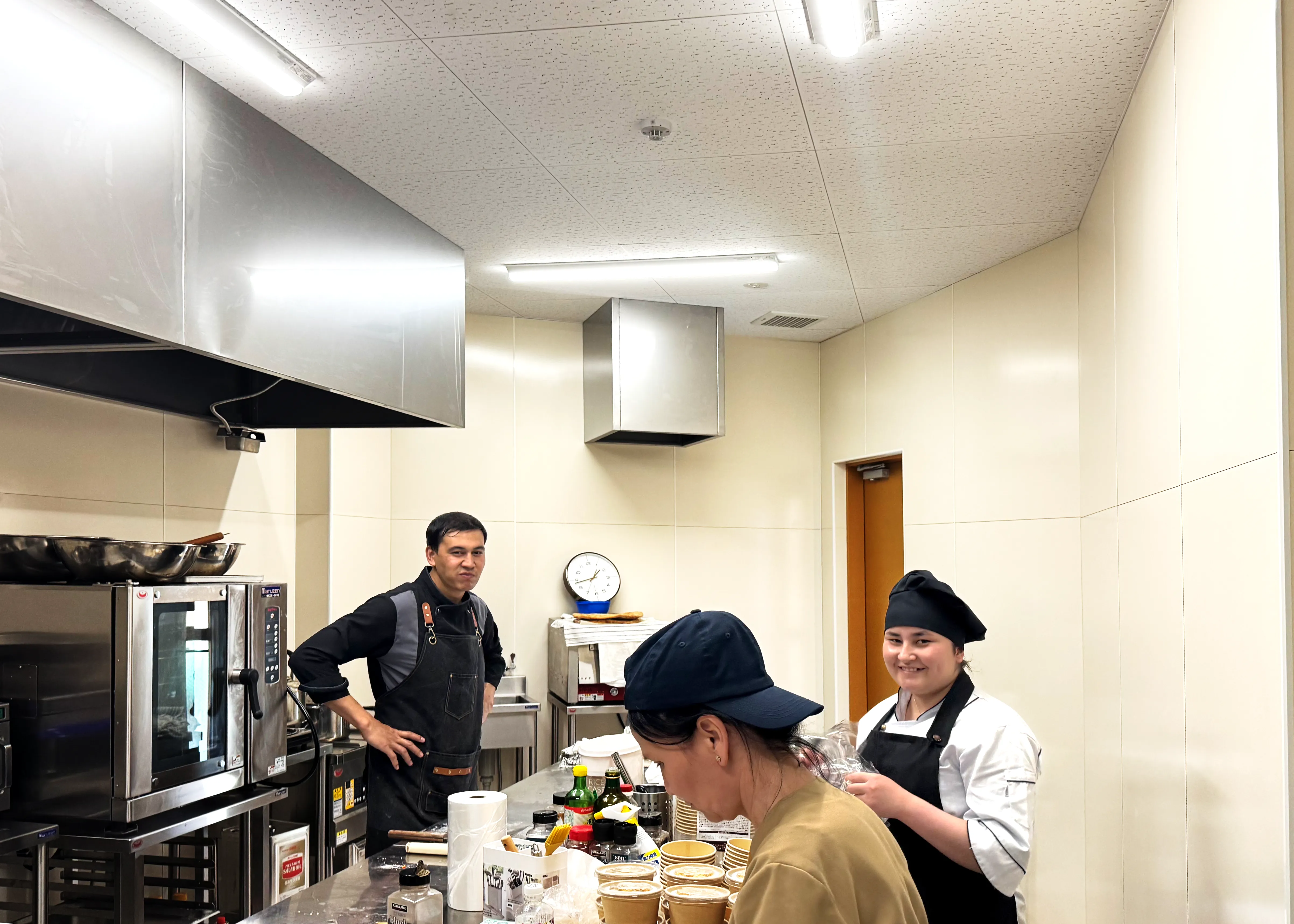 トルクメニスタン館 厨房の様子