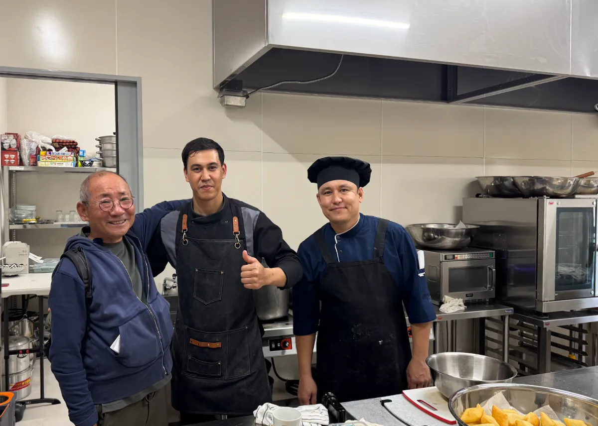 トルクメニスタン館 スタッフの方々と